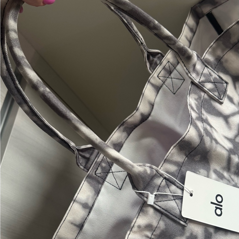 ALO Yoga Monochrome Women's Tote Bag Oversized - Picture 4 of 6
